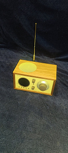 Радиоприемник с часами Tivoli Model One+ Цвет: Бежевый/Орех [Classic Walnut]