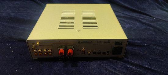 Интегральный усилитель со встроенным ЦАП QUAD Vena II. Цвет Silver