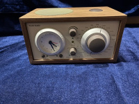 Радиоприемник с часами Tivoli Model Three BT Цвет: Бежевый/Орех [Classic Walnut]