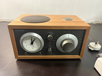 Радиоприемник с часами Tivoli Model Three BT Цвет: Вишня/Серый [Cherry/Taupe]